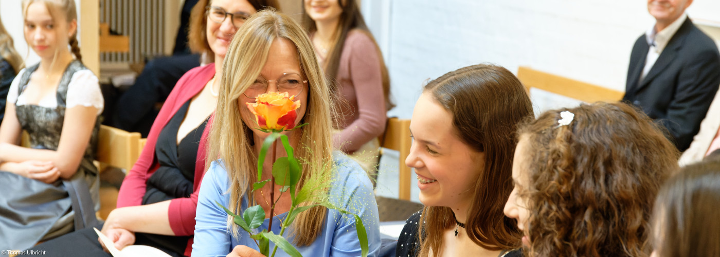 Frau mit Rose in Kirche