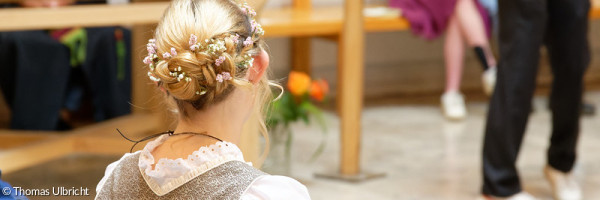 Konfirmandin mit Blumen im geflochtenen Haar