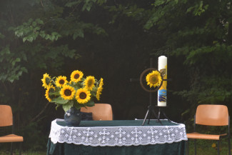 Sonnenblumen, Altar und Osterkerze im Grünen