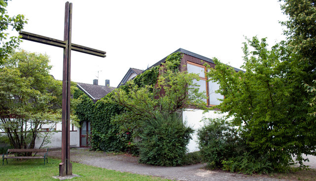 Ansicht auf das Kreuz und den Gottesdienstraum im Sommer