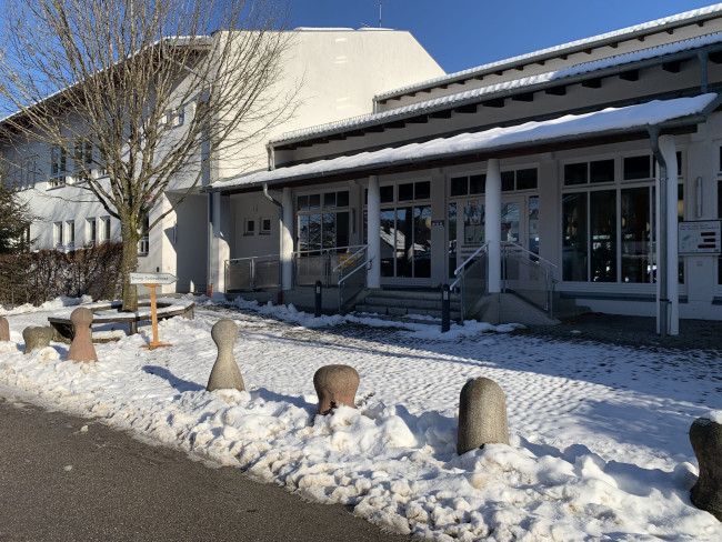 Aussenansicht des Gottesdienstraums in der Schule Geltendorf